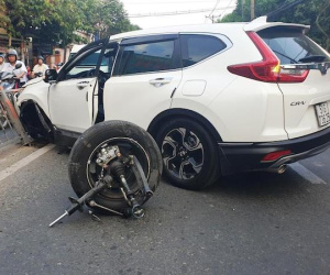 Ô tô 7 chỗ 'rụng' bánh trên phố Sài Gòn, người đi đường tháo chạy