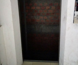 Suýt bước vào thang máy không có... cabin