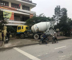 Xe bồn mất lái khi dừng đèn đỏ, tông bay cổng Trung tâm Kế hoạch hóa gia đình