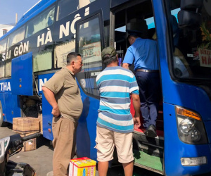 Bến xe cháy vé, người Sài Gòn mua chợ đen giá cắt cổ để về quê
