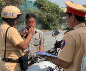 Bị phát hiện dương tính với ma tuý, tài xế nói chỉ uống thuốc trị... ho (!?)