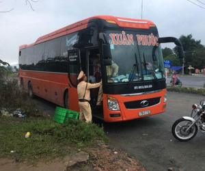Tài xế chở hơn 50 khách từ Nam về Bắc ăn Tết 'sặc' mùi cồn