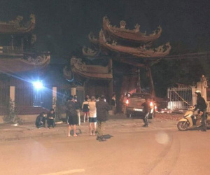 Tài xế say rượu, lái xe tông nát cổng chùa