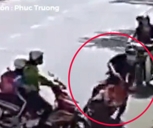 Tên cướp vừa giật tài sản của 2 người đang chạy xe máy, trong lúc bỏ chạy, hắn bất ngờ bị một chiếc xe khác qua đường 'chặn lại', ngã xuống đường...