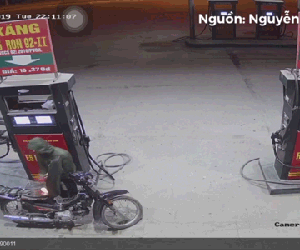 Video: Bật lửa soi bình xăng làm cháy luôn xe máy