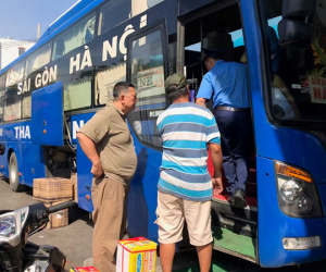 Bến xe cháy vé, người Sài Gòn mua chợ đen giá cắt cổ để về quê