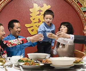 Chỉ vì trò trêu chọc vô ý thức này của người lớn mà khiến 1 trẻ tử vong, bé còn lại bị tổn thương não