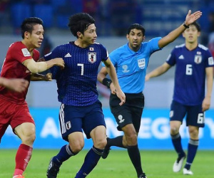 Cho trọng tài mặc áo xanh, AFC vô tình biến trọng tài trở thành cầu thủ thứ 12 của Nhật Bản?