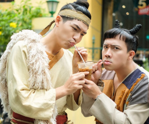 Trấn Thành rủ 'Trạng Quỳnh' xuyên không 'đại náo' đường phố Sài Gòn