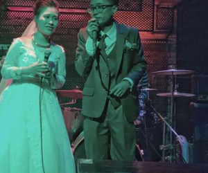Truy tìm cặp cô dâu, chú rể người chơi trống, người hát rock 'quẩy tung' bar ngay sau giờ hành lễ