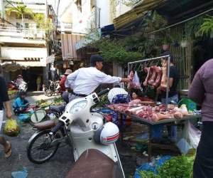 Chưa Tết, giá một loạt mặt hàng đã 'nhảy múa'