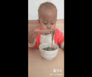 Còn nhỏ xíu nhưng đã dùng đũa cực điêu luyện, cậu bé khiến dân mạng thán phục vì cả động tác lẫn thần thái