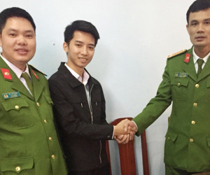Công an trao trả 42 triệu đồng cho người đánh rơi