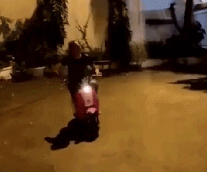 Mỹ Tâm lại xuống đường 'đi bão' bằng xe điện cực đáng yêu, nói một câu về tuyển Việt Nam ai cũng phải ủng hộ!