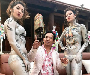 Quang Tèo gây xôn xao với bức ảnh ngồi giữa 2 người mẫu body painting