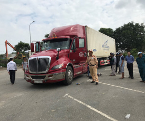 Đà Nẵng: Phụ xe đầu kéo 'đập đá' với đồng nghiệp, cất giữ vũ khí trên xe