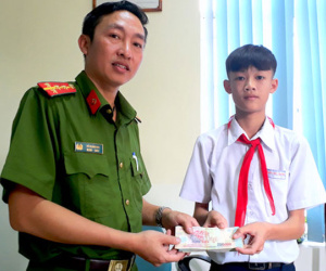 Học sinh lớp 8 giao nộp 50 triệu đồng nhặt được