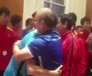 Video: HLV Park Hang-seo ôm tạm biệt học trò