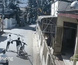 Video: Trộm vứt xe máy chạy thoát thân, cả xóm đuổi theo và diễn biến hài hước sau đó