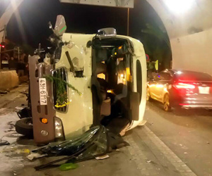 Xe khách lật trong hầm Hải Vân