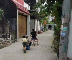 Bà cụ thử thách xe quay của trẻ em và cái kết khiến nhiều người 'cười ra nước mắt'