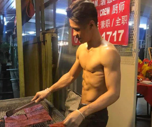 Quán đông khách nhờ ông chủ khoe body 6 múi đứng nướng thịt
