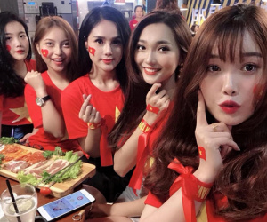 Bị chê kém xinh nhất trong dàn người yêu cầu thủ, bạn gái Quang Hải phản pháo cực gắt