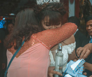 Cô dâu ôm người nhà khóc trong ngày lấy chồng xa, những hình ảnh khiến nhiều người nghẹn ngào