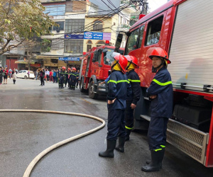 Hà Nội: Cháy ngôi nhà giữa phố cổ, cảnh sát PCCC phong tỏa đường cứu hỏa