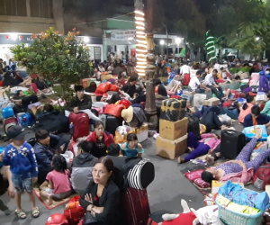 Hàng ngàn người trắng đêm ở ga Sài Gòn, mệt mỏi nằm la liệt chờ tàu về quê đón Tết
