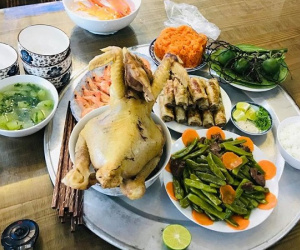 Hấp hải dậy từ 6h sáng làm mâm cơm cúng ông Táo, vợ trẻ bị chồng chê đến mức đòi li hôn