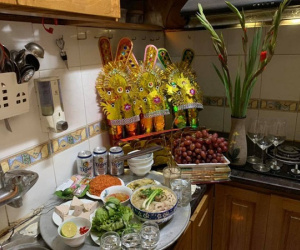 Lần đầu tự làm cỗ cúng ông Công ông Táo, mẹ trẻ gây bão mạng xã hội vì cúng trên bàn bếp