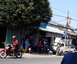Người đàn ông ngồi chết trên ghế đá trước cửa tiệm thuốc ngày cận Tết