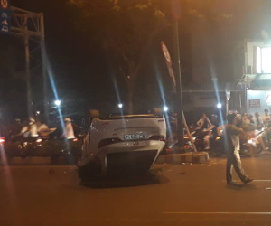 Tài xế nghi say xỉn sau tiệc cuối năm, lái ô tô lộn vòng rồi 'phơi bụng' ngay đèn đỏ ở Sài Gòn