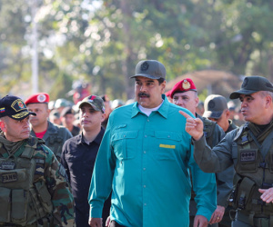 TT Maduro ngồi xe thiết giáp, thị sát tập trận giữa căng thẳng