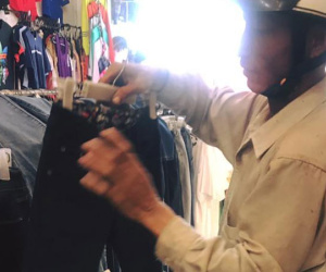 Bức ảnh ấm áp chiều giáp Tết: Người chồng lam lũ vào shop thời trang mua quần áo mới cho vợ con