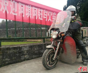 Chàng trai chở tro cốt của cha đi hơn 4000 cây số về nhà ăn Tết