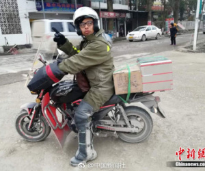 Chàng trai chở tro cốt của cha về nhà ăn Tết bằng xe máy