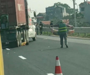 Hà Nội: Căng dây phân làn đường trên cao tốc, nam công nhân bị xe container tông tử vong