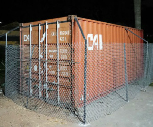 Lập hàng rào bảo vệ container chứa gỗ sưa trăm tỷ đồng