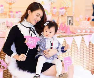 Lê Hà tổ chức lễ thôi nôi ngập tràn sắc hồng cho con gái Khả Di sau 1 năm giấu kín