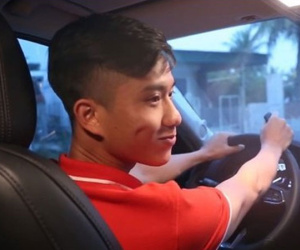Chưa đầy 1 ngày sau khi mua, xế hộp tiền tỷ của Phan Văn Đức bị móp phần đầu