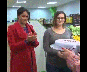 Meghan tiếp tục bị soi hành động vén áo khoe bụng bầu lộ liễu để có bức hình đẹp hoàn hảo