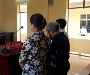 Nguyên đơn khóc tại tòa khi thắng kiện chủ tịch xã