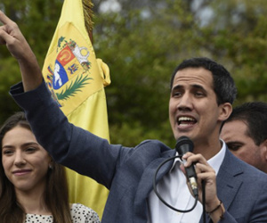 'Tổng thống lâm thời' Venezuela bị cấm rời nước, đóng băng tài sản