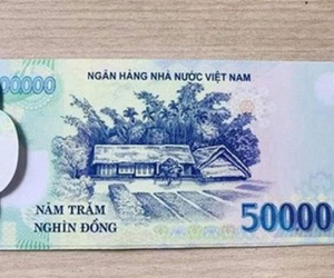 Bất chấp lệnh cấm, bao lì xì in hình tiền Việt Nam vẫn bán công khai