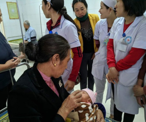 Bé gái còn nguyên dây rốn bị bỏ rơi sau hành lang bệnh viện