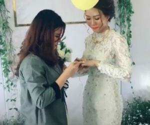 Clip: Cô dâu ôm bạn thân nghẹn ngào trong ngày cưới, màn trao quà cuối cùng lại càng khiến dân mạng xôn xao