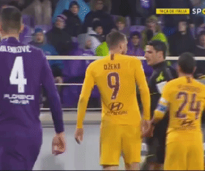 Edin Dzeko đối diện án phạt nặng... vì nhổ nước bọt vào trọng tài