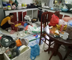 Hình ảnh bà mẹ thích tích trữ đồ đồng nát với phương châm 'sau này sẽ dùng' và nỗi khổ dọn nhà ngày cuối năm của các bạn trẻ